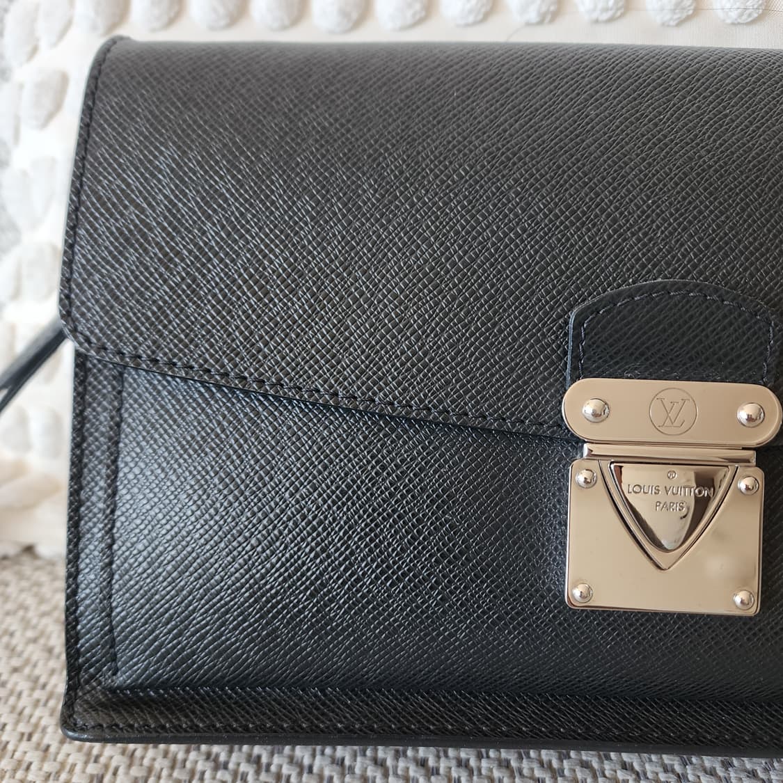 초민트급 루이비통 타이가 벨라야 클러치백 블랙 상품이미지3