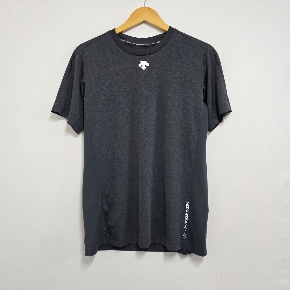 M 95-100 데상트 기능성 반팔티셔츠 다크그레이 상품이미지2