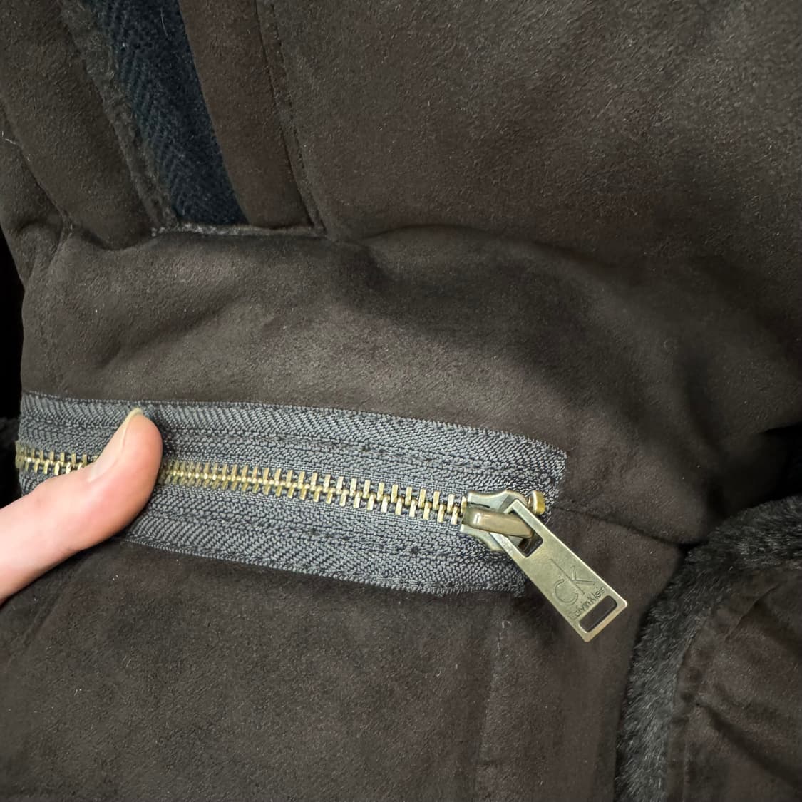 캘빈클라인 스웨이드 퍼 무스탕 코트 사이드 포켓 포인트 다크 브라운 상품이미지5