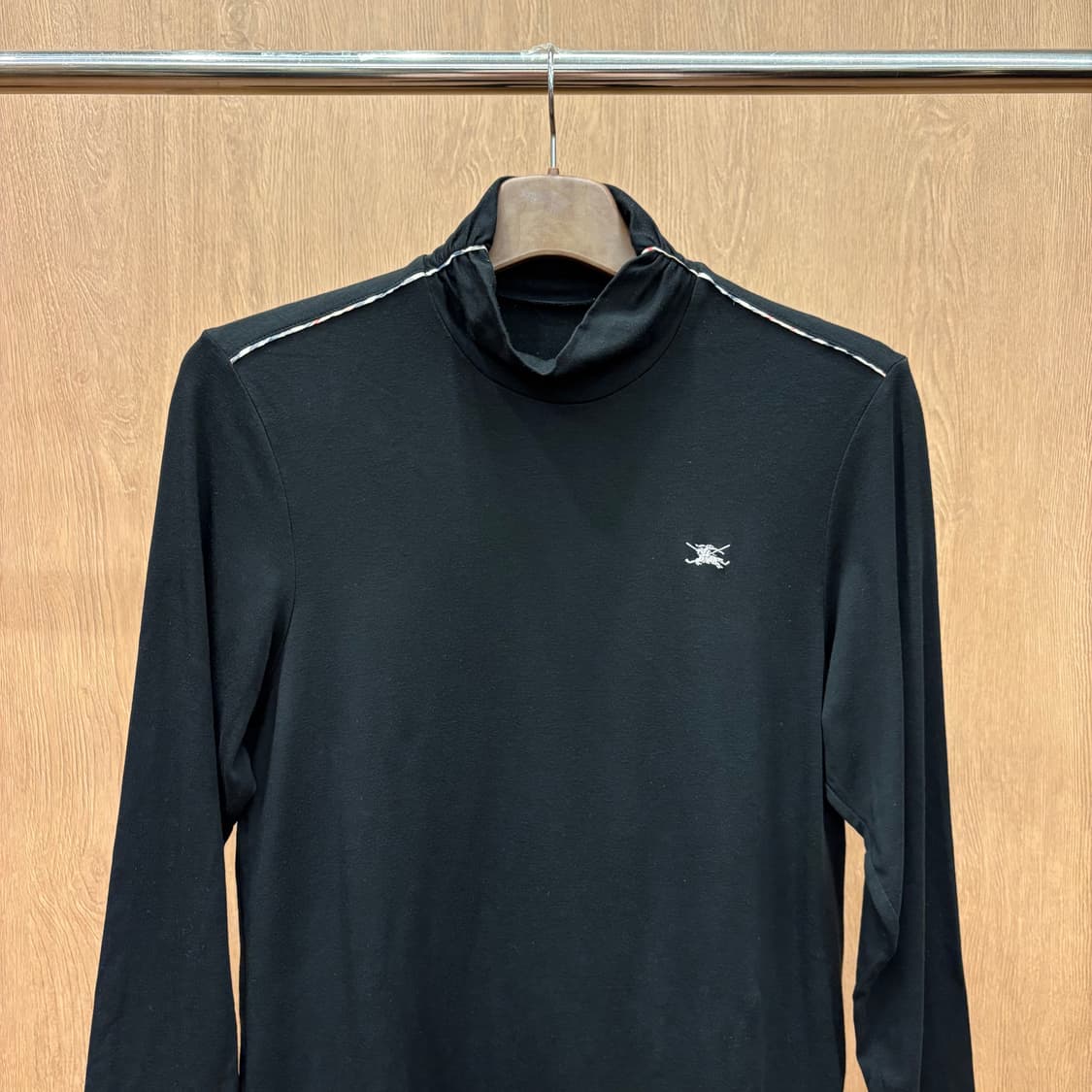 버버리 모크넥 긴팔 티셔츠 로고 자수 체크 라인 디테일 슬림핏 블랙 상품이미지4