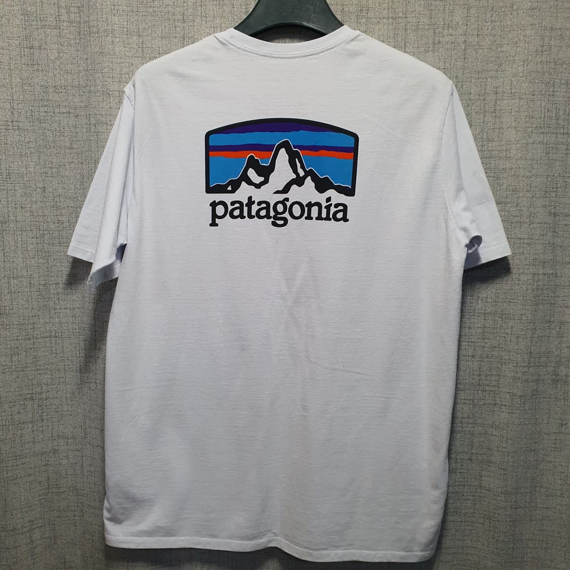 파타고니아 레귤러핏 화이트 라운드 반팔티  상품이미지2
