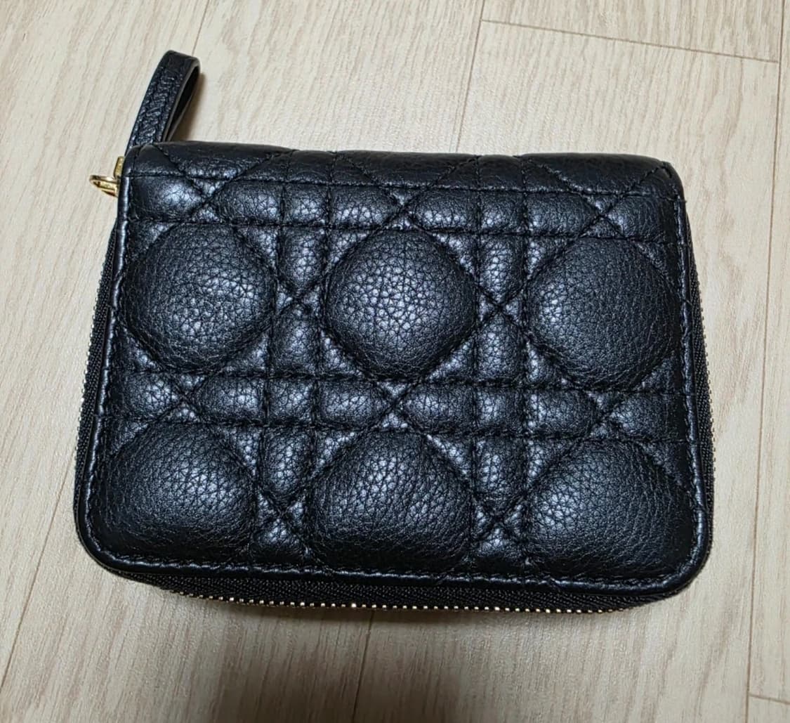 디올 카로 스칼렛 블랙 반지갑 판매합니다 상품이미지3
