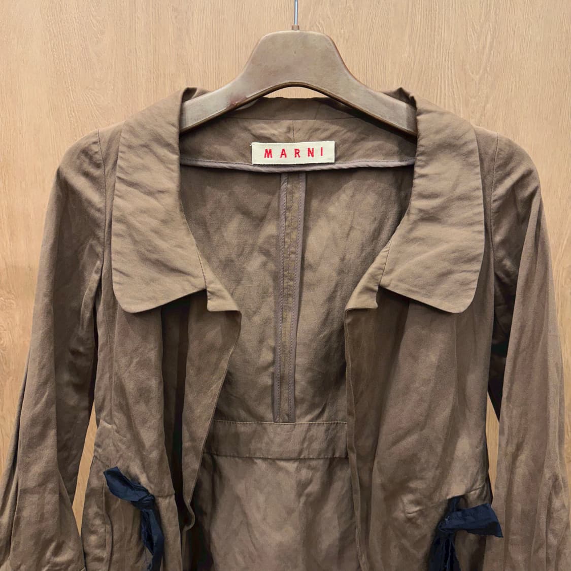 마르니 오픈 자켓 라운드 카라 사이드 리본 스트랩 디테일 브라운 상품이미지4