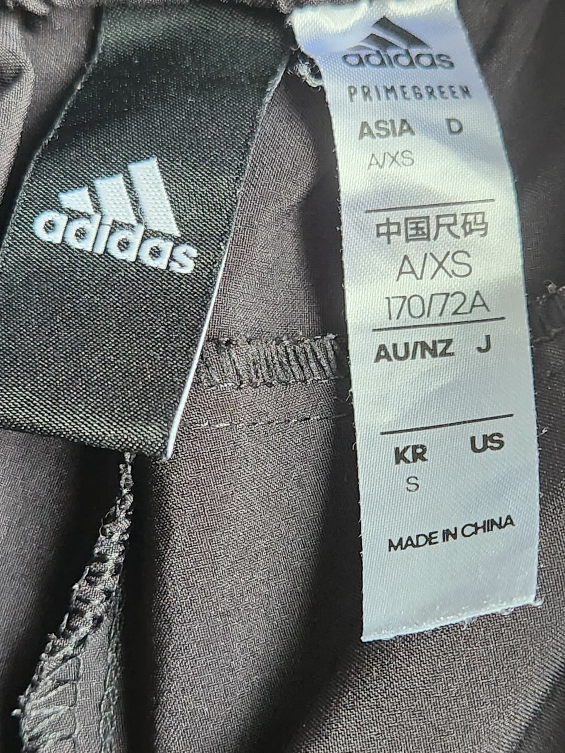 새상품급)아디다스 쇼트 러닝반바지 사이즈S

블랙이라 실제로보면 잘안보이 상품이미지9