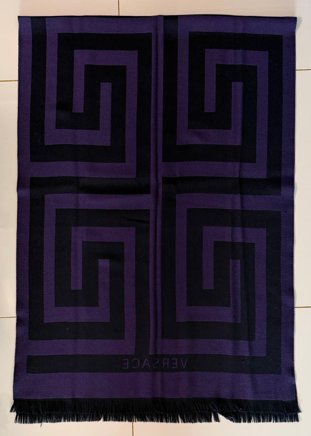 베르사체 VERSACE 퍼플 블랙 메두사 로고 패턴 프린지 명품 머플러 상품이미지5