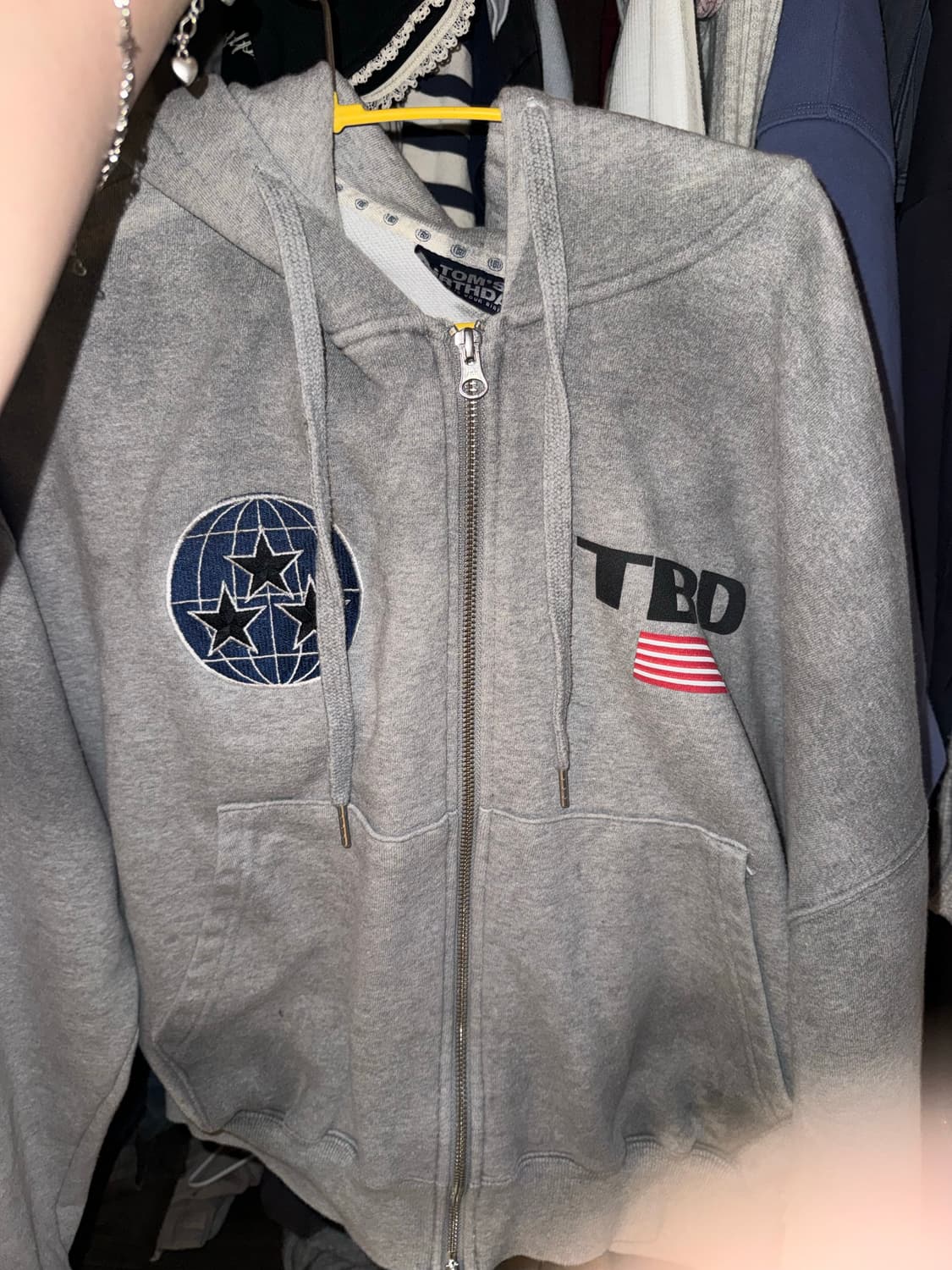 톰스벌스데이 TBD 월드로고 스프레이 후드집업 그레이 상품이미지1