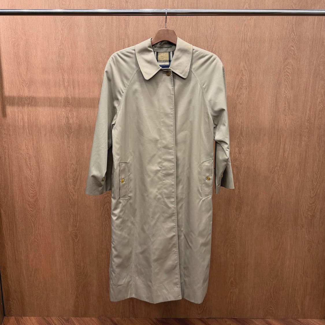 버버리 롱 트렌치 코트 히든 버튼업 노바 체크 배색 안감 디테일 베이지 상품이미지2