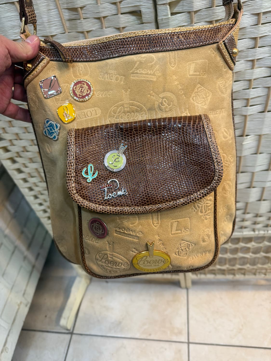 정품 로에베 160주년기념 판 배지 크로스백 팝니다 상품이미지2