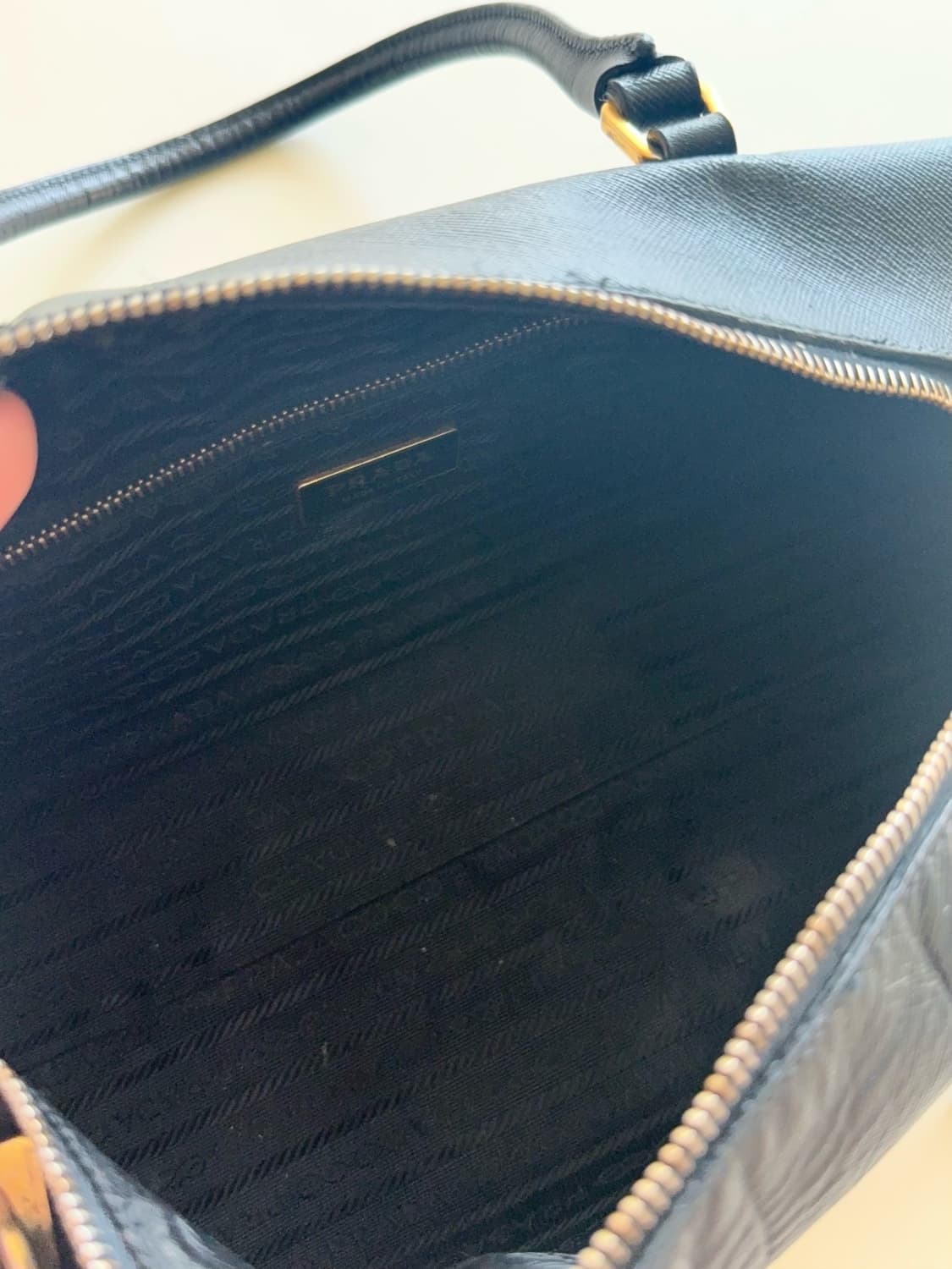 프라다 삼각 로고 가죽 바게트 숄더백 상품이미지7