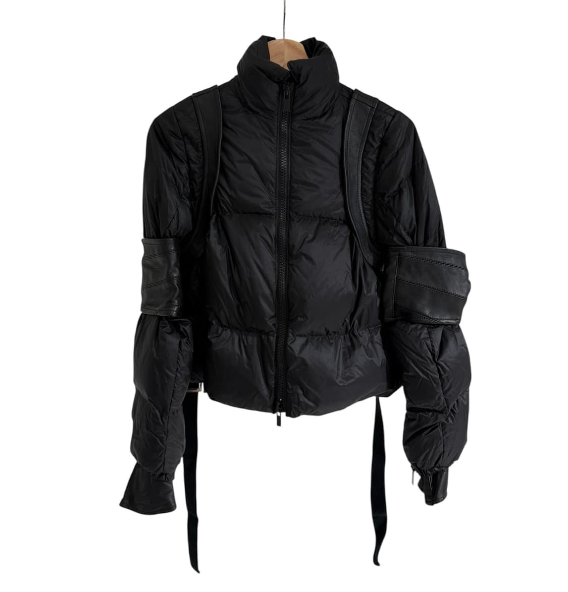 사카이 16FW 런웨이 하이브리드 레더 크롭 푸퍼 상품이미지1