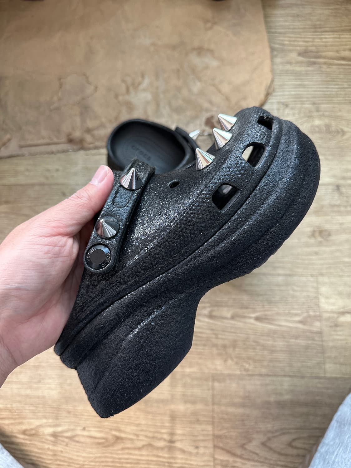 [230] 크록스 베이 글리터 스터드 클로그 상품이미지1