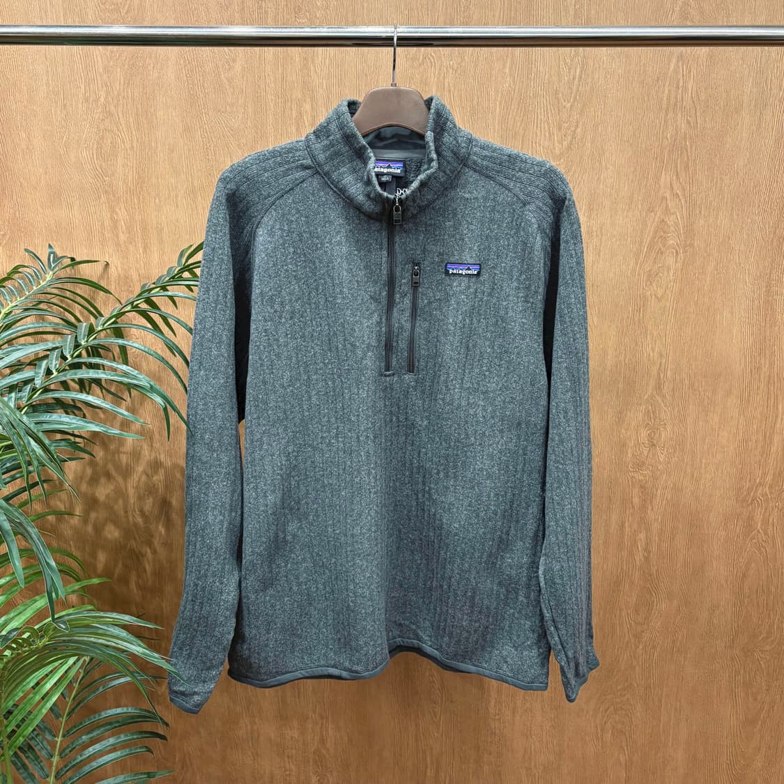 파타고니아 하이넥 플리스 하프 집업 지퍼 포켓 디테일 차콜 그레이 상품이미지1