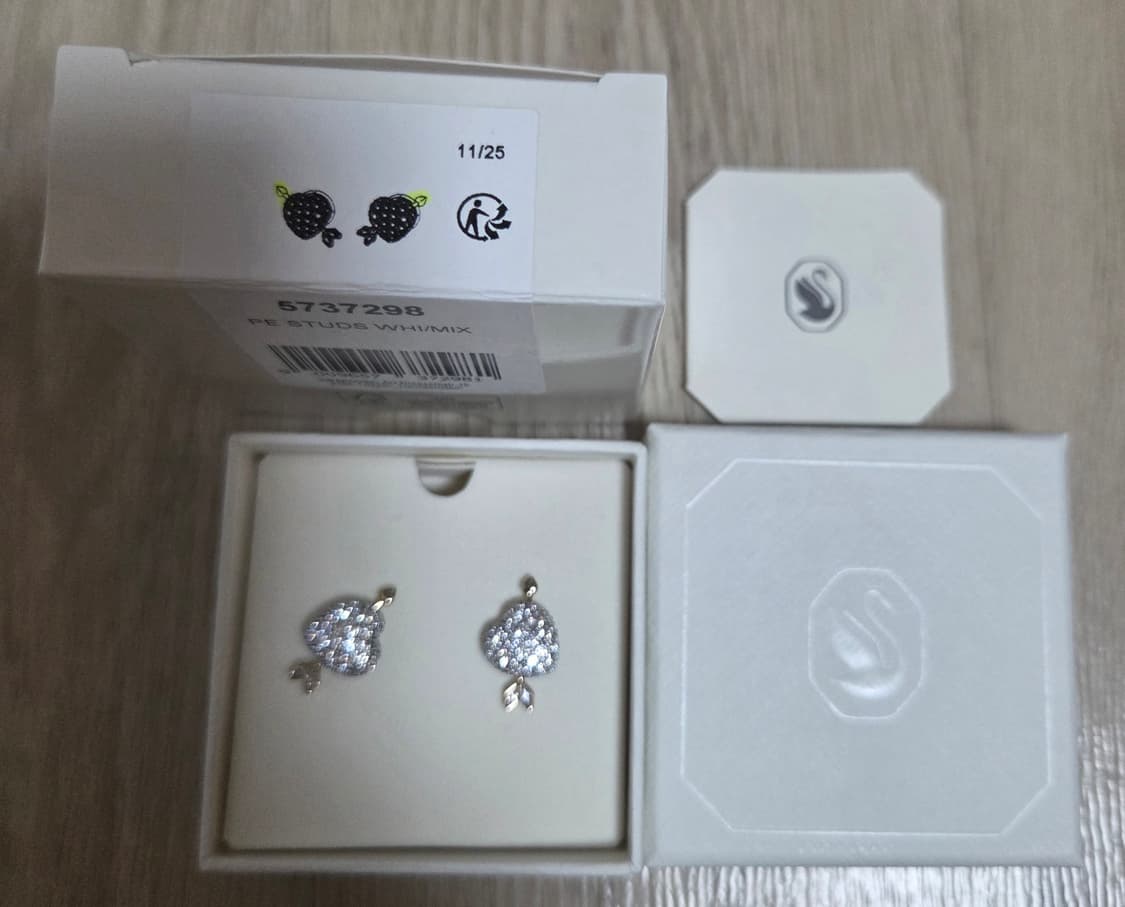 신상 새제품)스와로브스키 하트 위드 애로우 귀걸이 정품 상품이미지7
