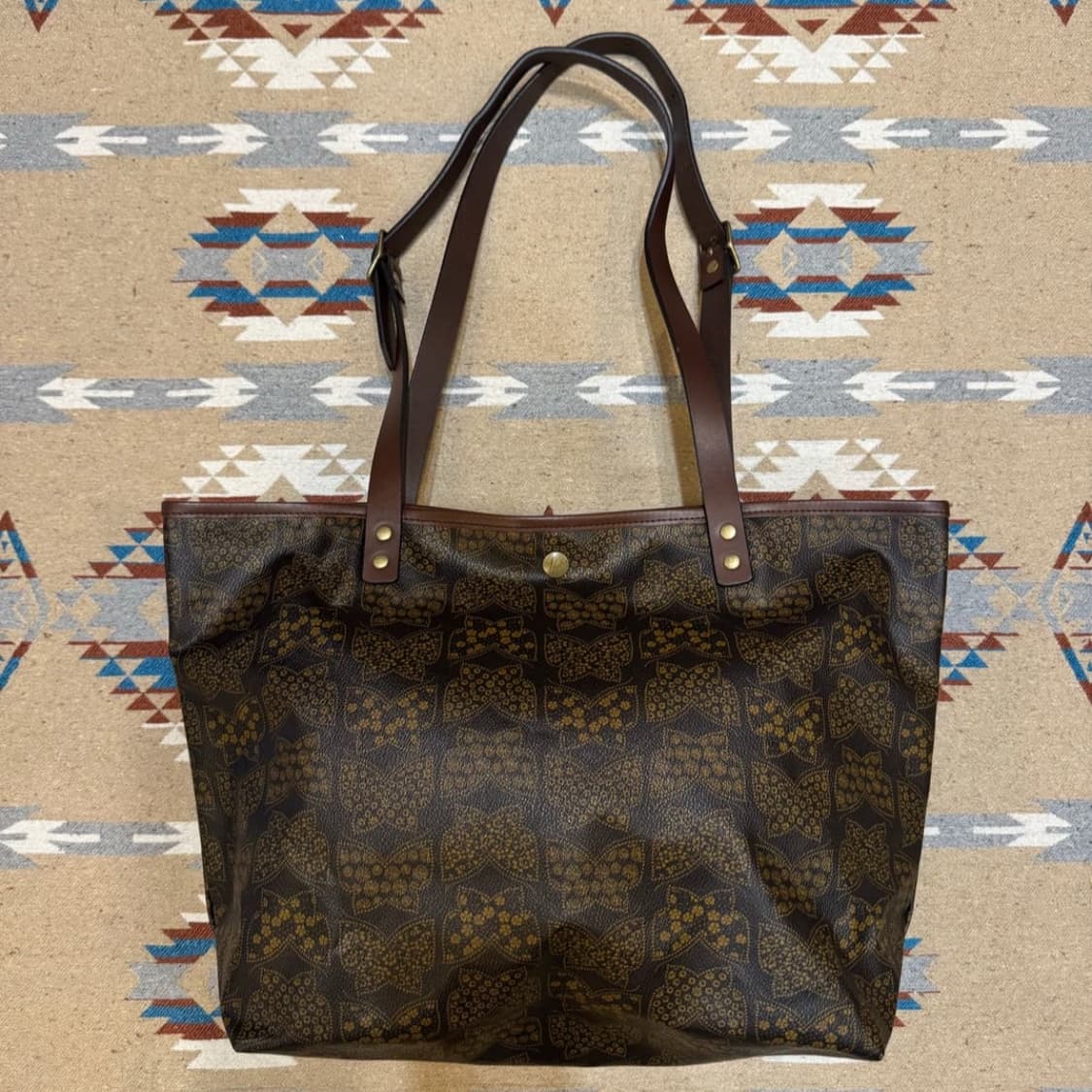 니들스 빠삐옹 PVC 토트백 브라운 상품이미지1