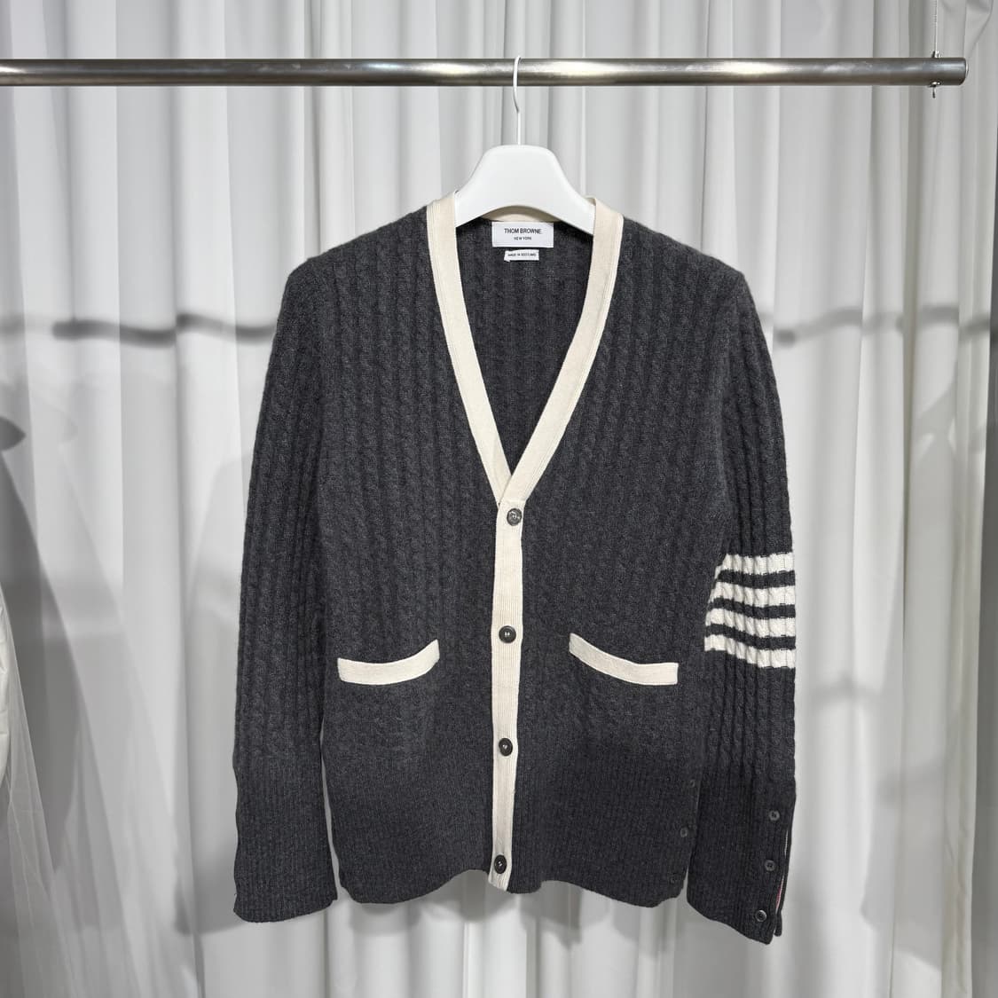 [정품] 톰브라운 캐시미어 사선 브이넥 가디건 25년식 (4사이즈) 상품이미지1