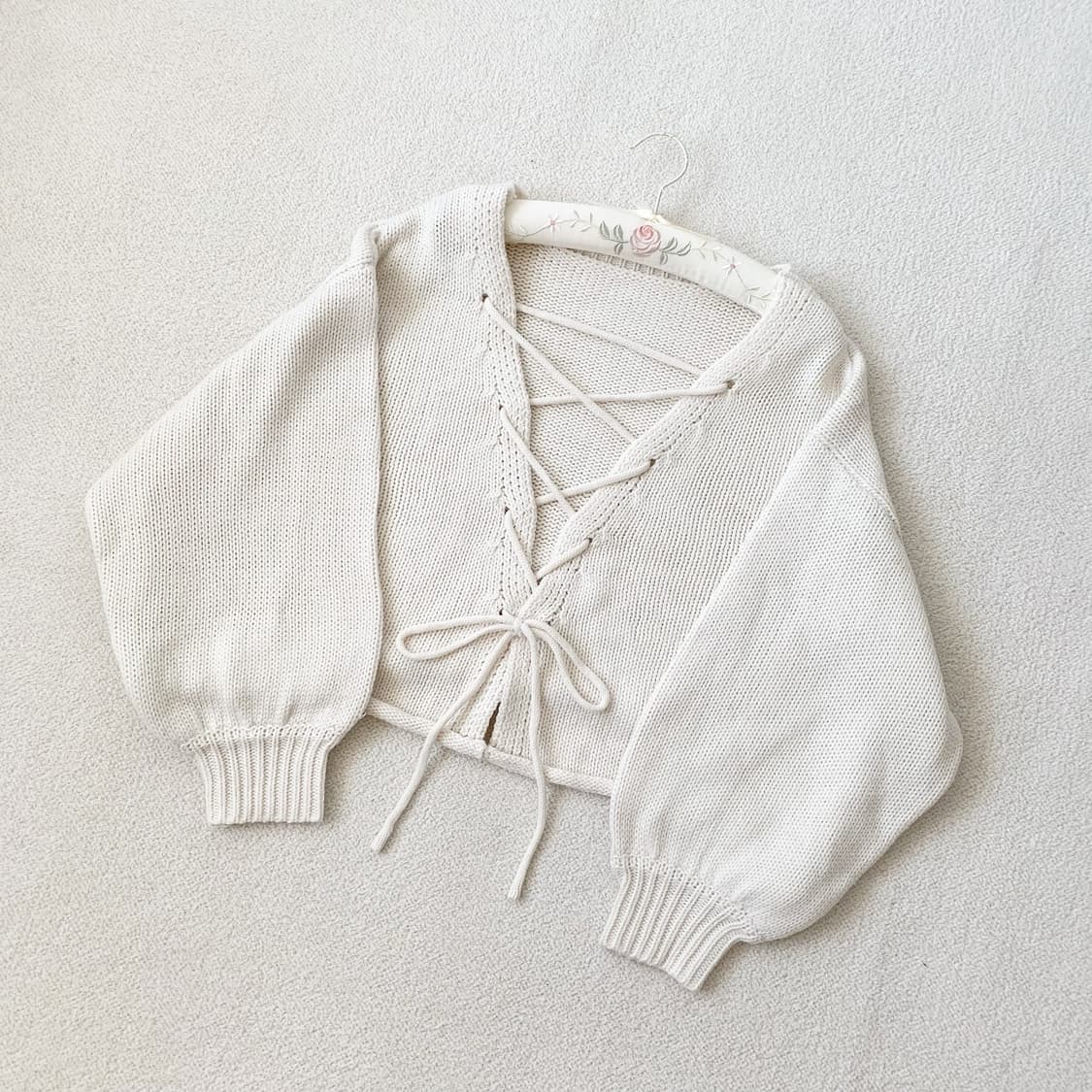 뮤트아이보리 루즈아방핏 아일렛 니트 상품이미지1