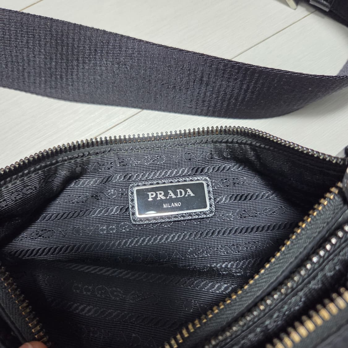 프라다 리나일론 포켓 크로스백 (롯데백화점 에비뉴엘 정품) 상품이미지5