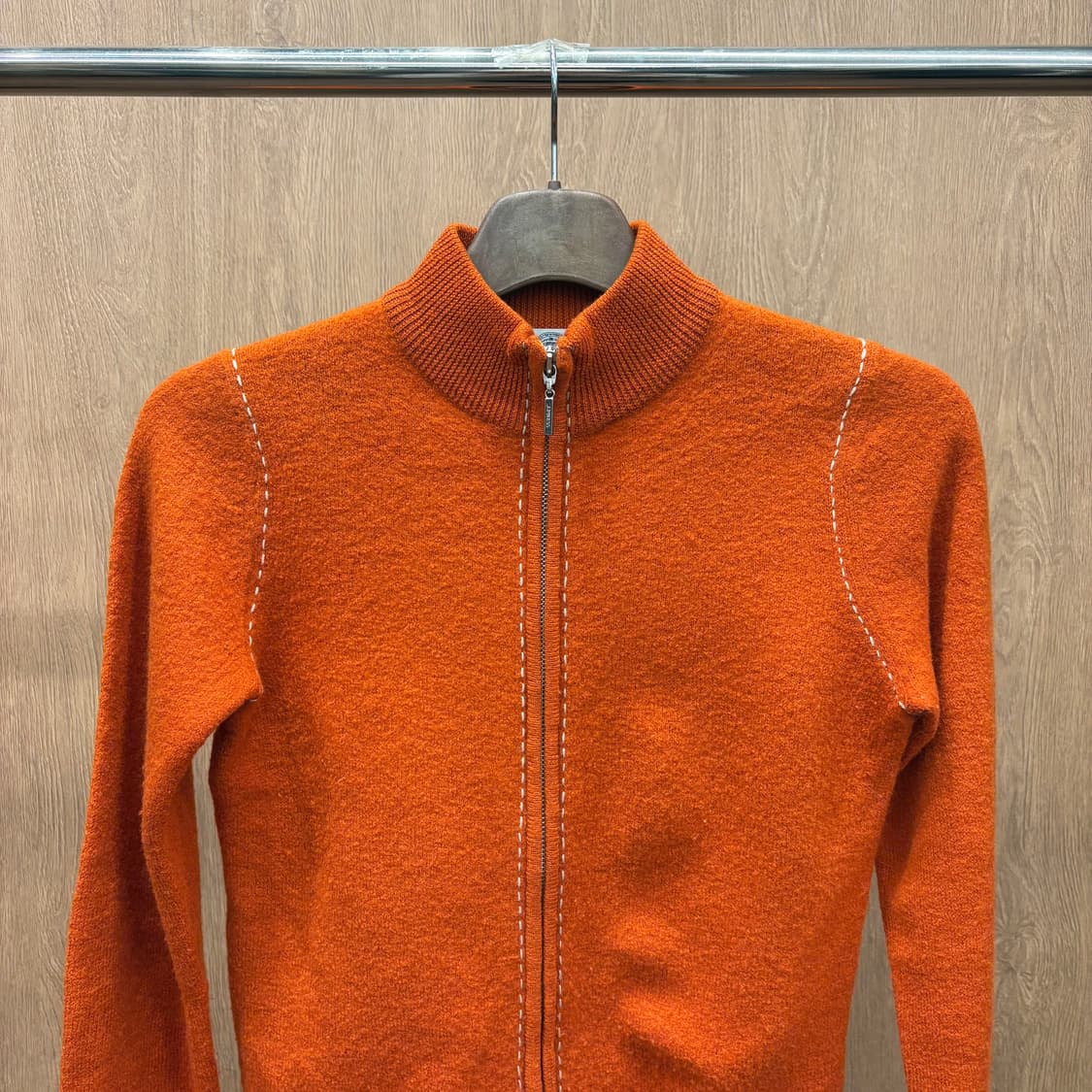 제이프레스 하이넥 울 니트 집업 가디건 숄더 라인 스티치 디테일 오렌지 상품이미지4