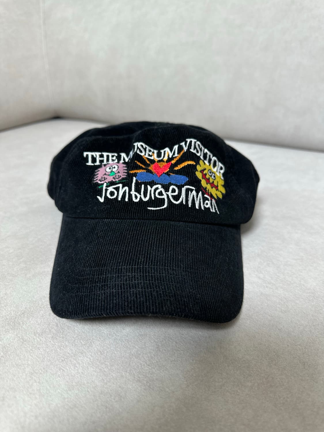 더뮤지엄비지터 x 존 버거맨 볼캡 블랙 상품이미지1