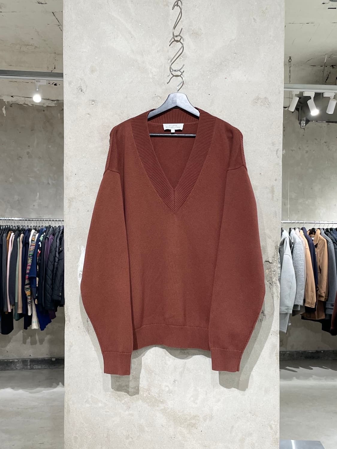 스튜디오 니콜슨 브라운 V넥 울 혼방 니트 상품이미지1