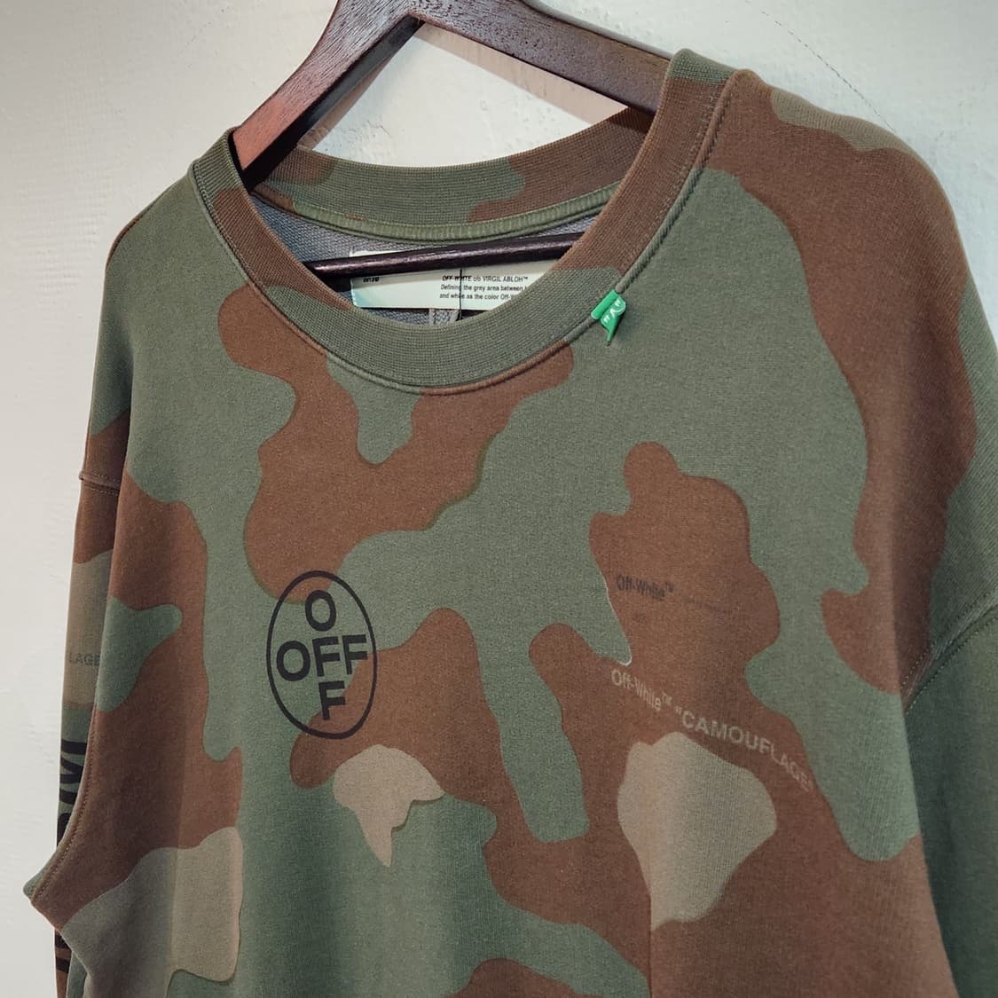 오프화이트 카모 프린팅 맨투맨 상품이미지4
