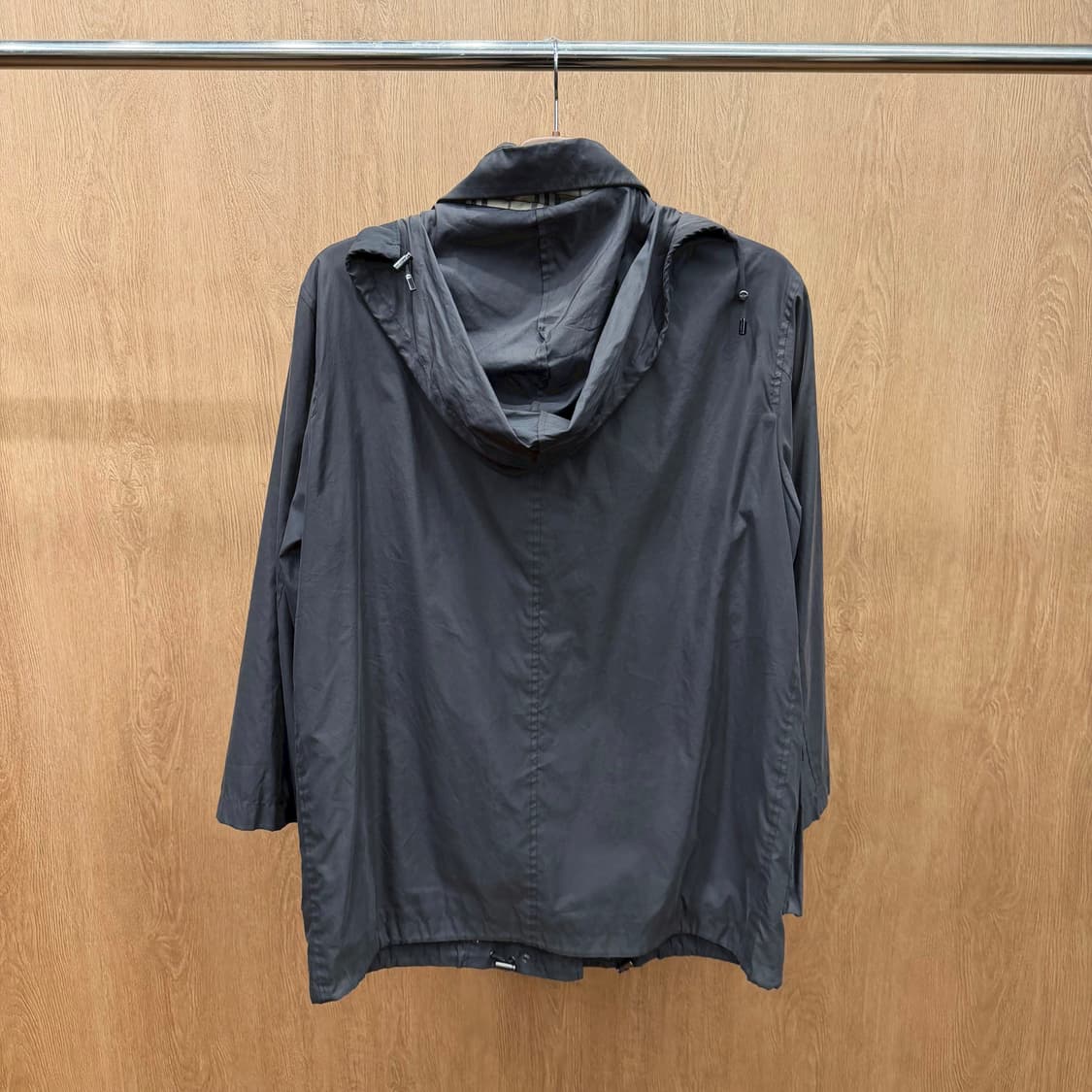 버버리 라이트웨이트 트래블 자켓 내장형 후드 플랩 포켓 디테일 차콜 상품이미지3