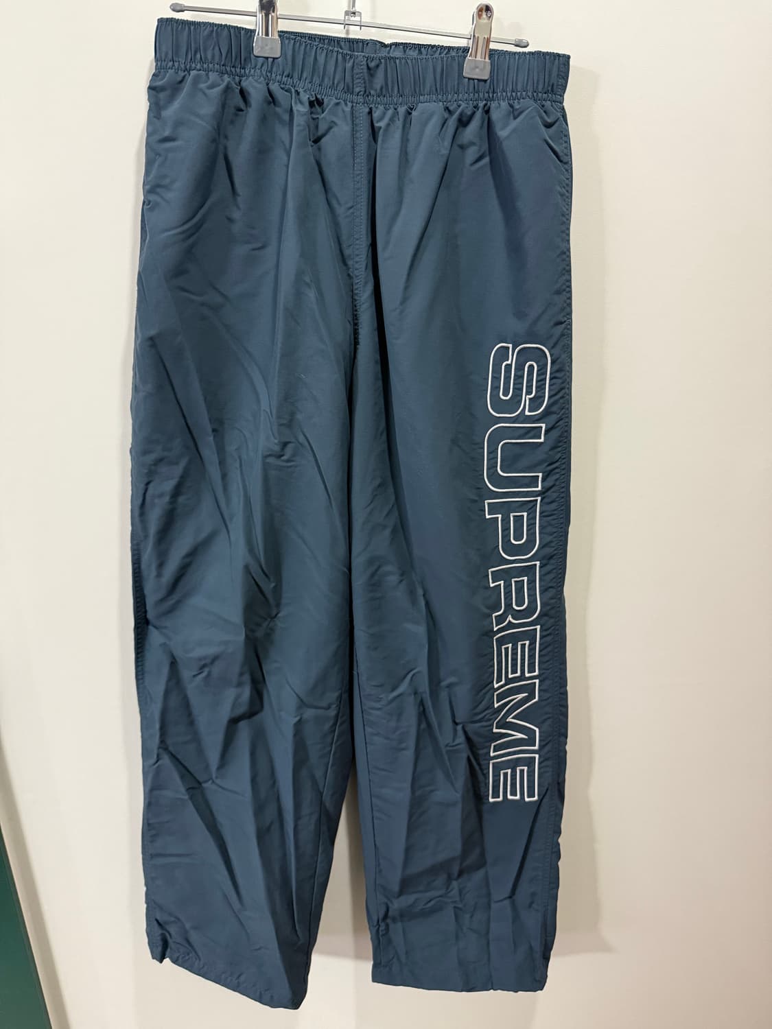 슈프림 스펠아웃 자수 트랙 팬츠 다크 블루 상품이미지1