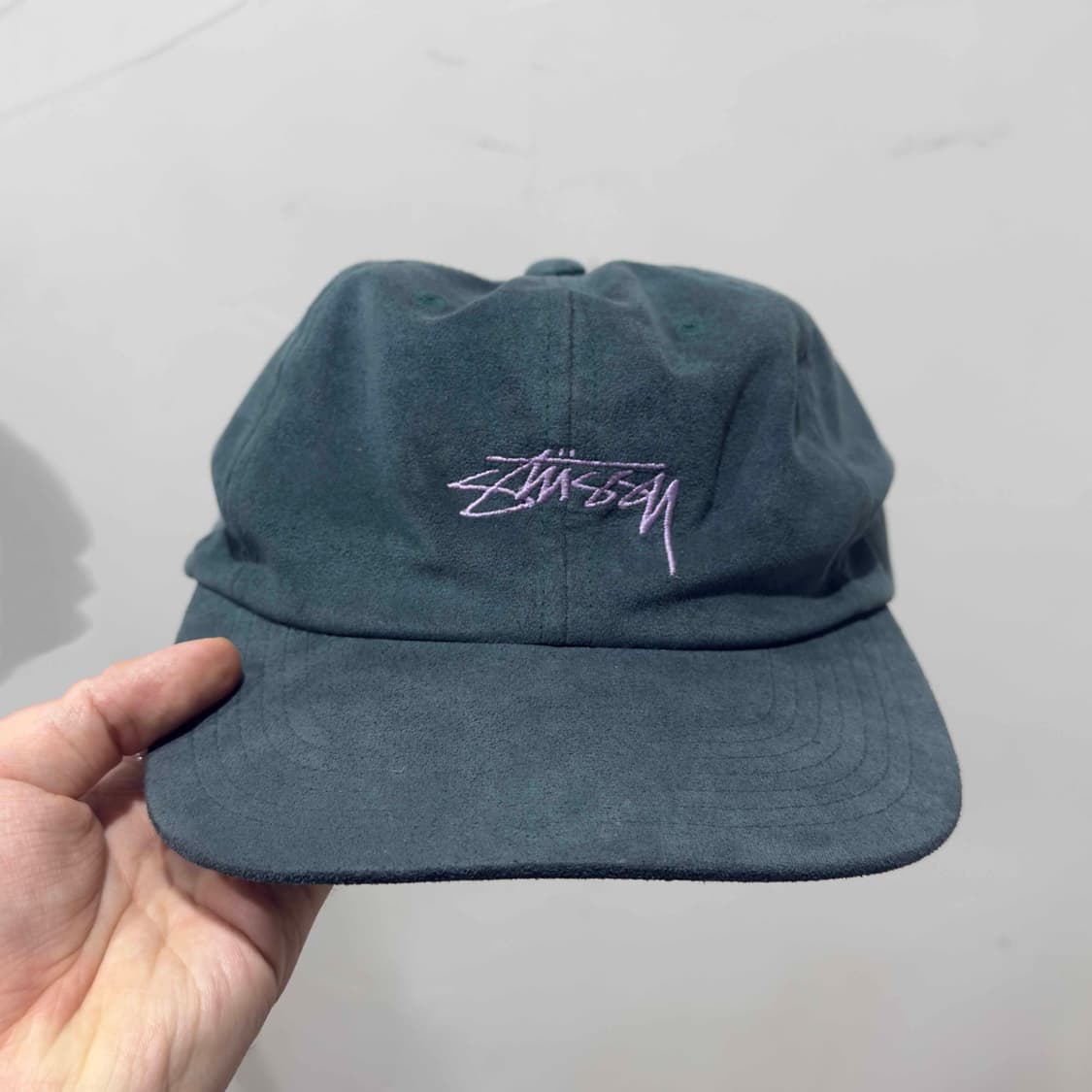 스투시 스웨이드 로고 볼캡 상품이미지1