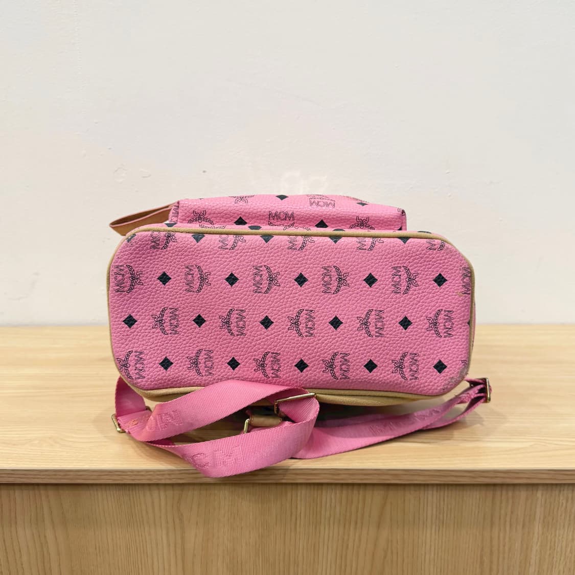 MCM 미니 백팩 모노그램 패턴 스터드 지퍼 포켓 디테일 핑크 상품이미지4