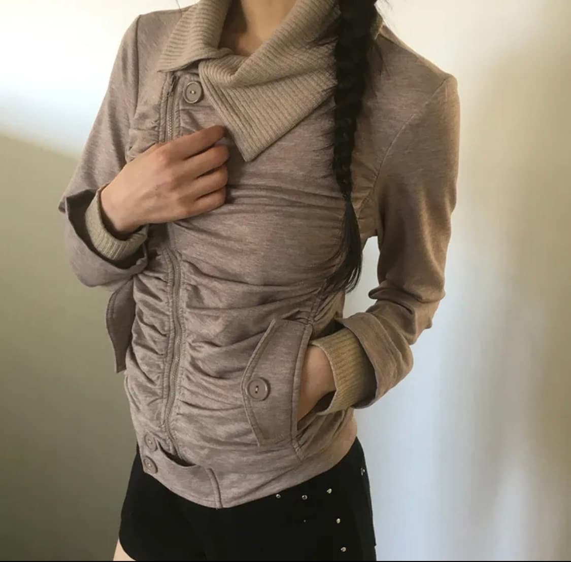 원더원더 토킨 골지 하이넥 셔링 사선 집업 상품이미지2