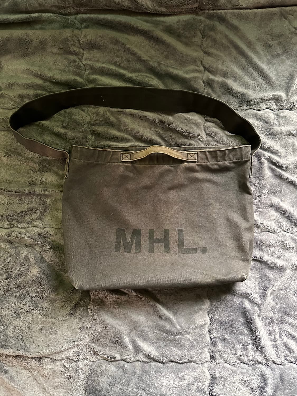 마가렛호웰 숄더백 챠콜 상품이미지1