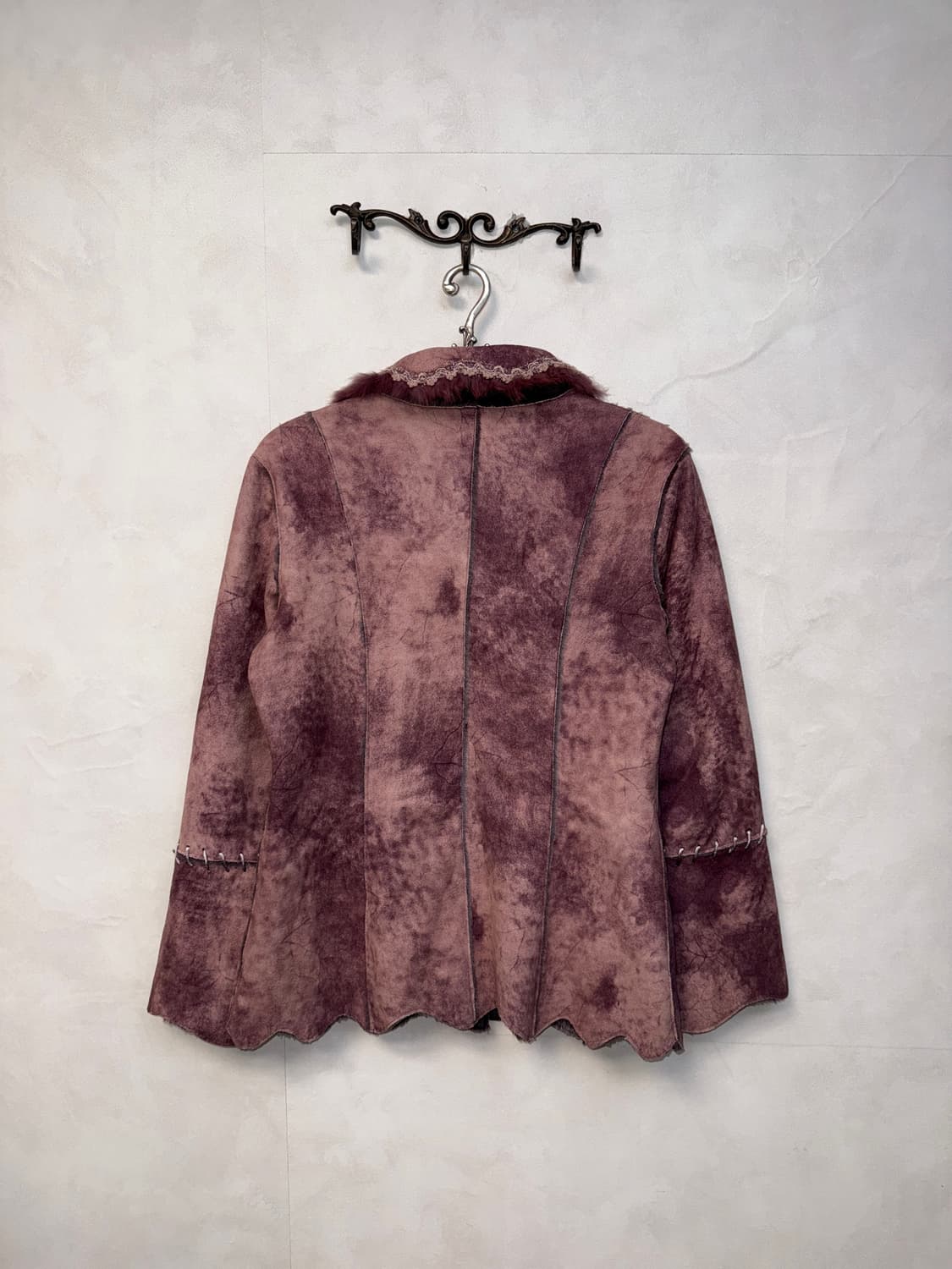 Indi pink tie dye fur trimmed stitch 무스탕 상품이미지3