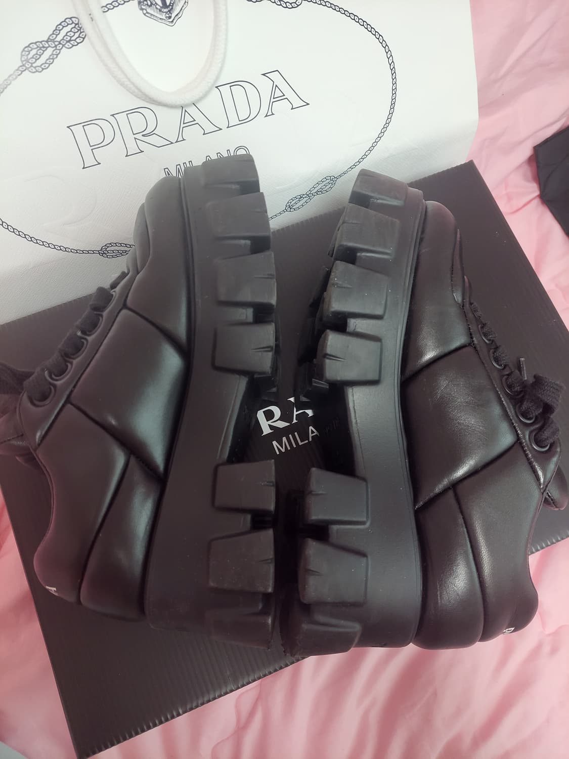 정품)급처3번신고명품세탁완료!프라다 삼각로고 나파 패딩 가죽스니커즈운동화 상품이미지8