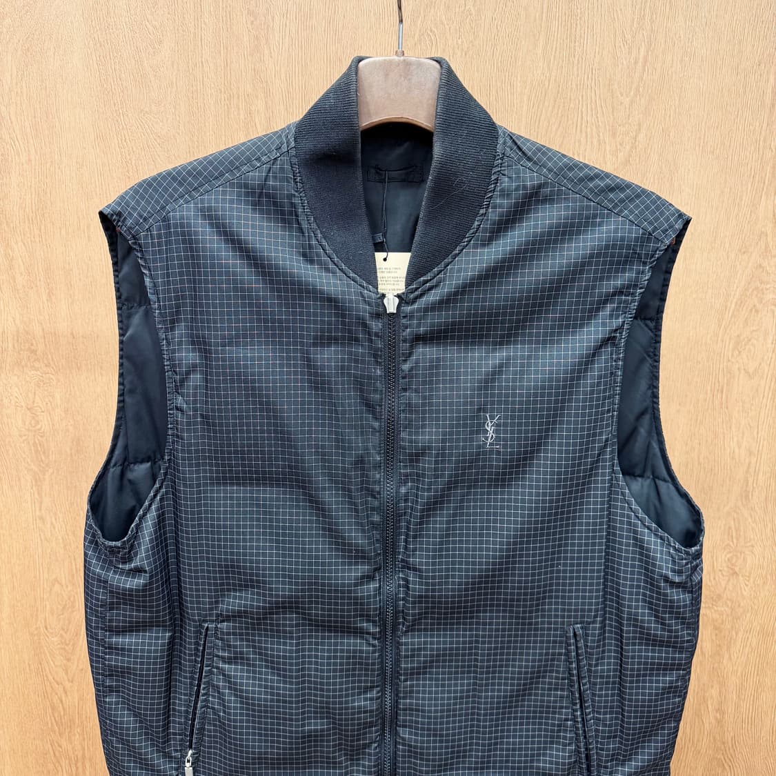 입생로랑 리버시블 패딩 베스트 솔리드 블랙 체크 패턴 로고 디테일 블랙 상품이미지6
