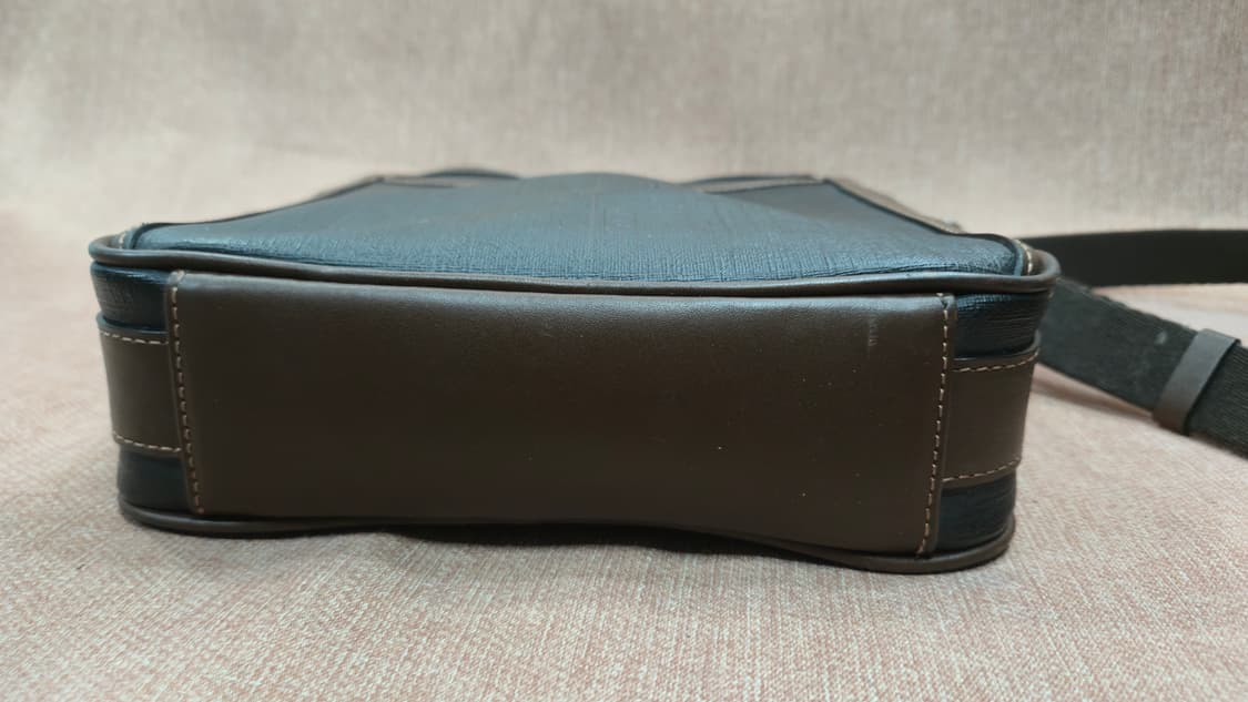 닥스- 블랙 컬러 소가죽 배색 크로스백 상품이미지4