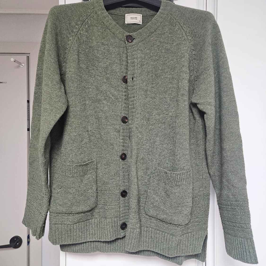 어나더오피스 라운드넥 가디건 그린 02 상품이미지1