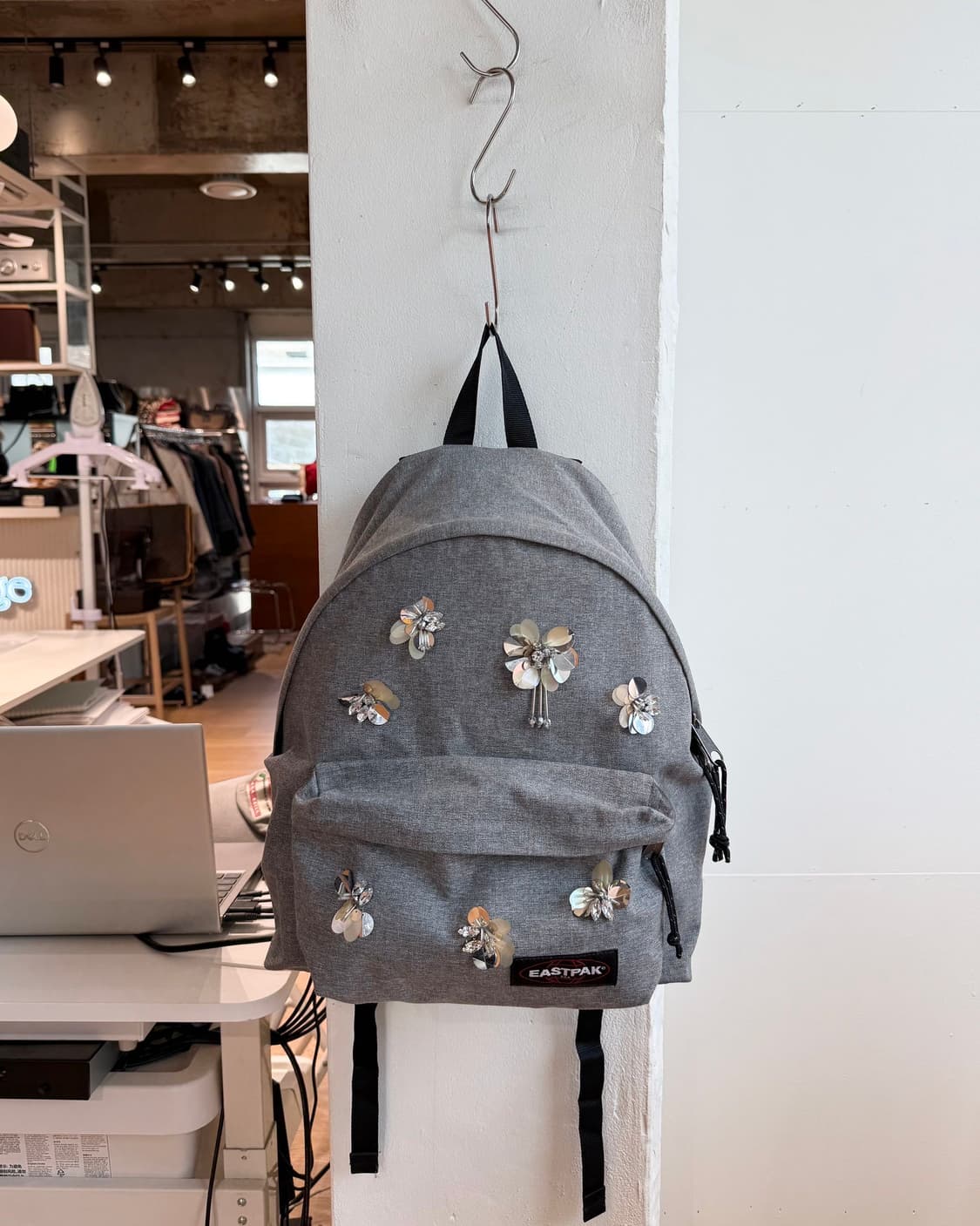 이스트팩 x 체스티 그레이 플라워패치 백팩  상품이미지2