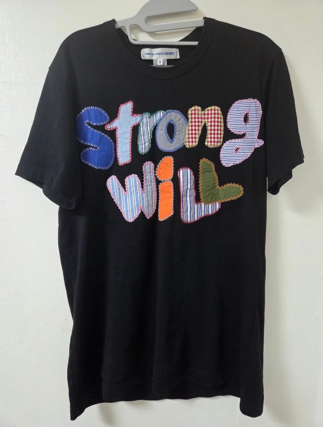 꼼데가르송 셔츠 24AW STRONG WILL 자수 티셔츠 M 블랙 상품이미지1