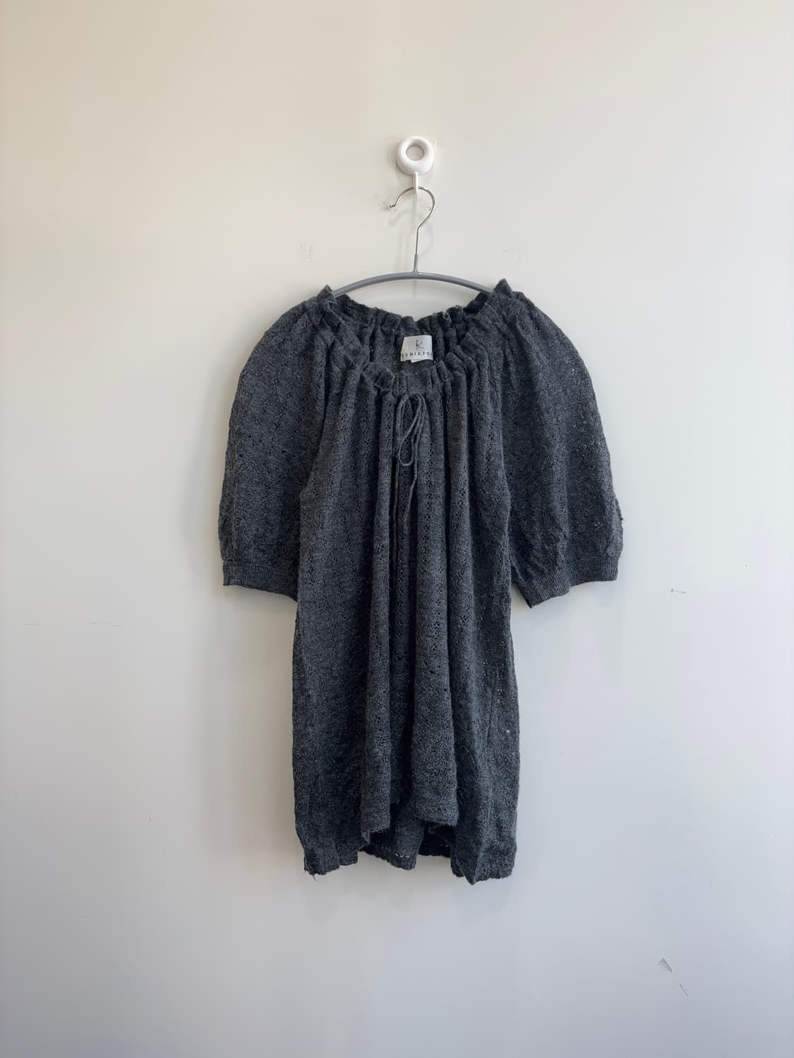 KUMIKYOKU 챠콜 셔링 스트링 반팔 풀오버 상품이미지1