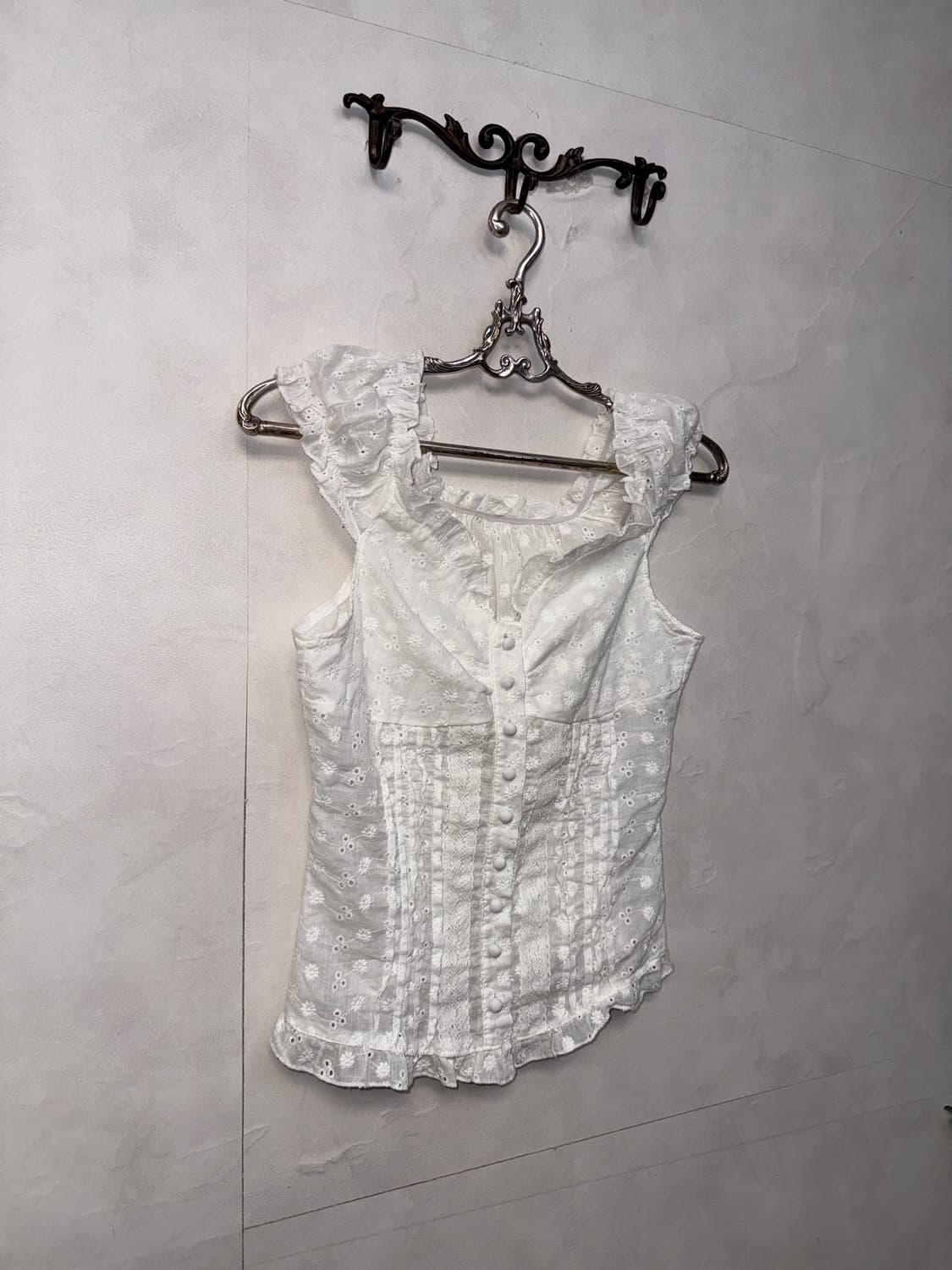 White punching floral lace 오프숄더 블라우스 상품이미지3