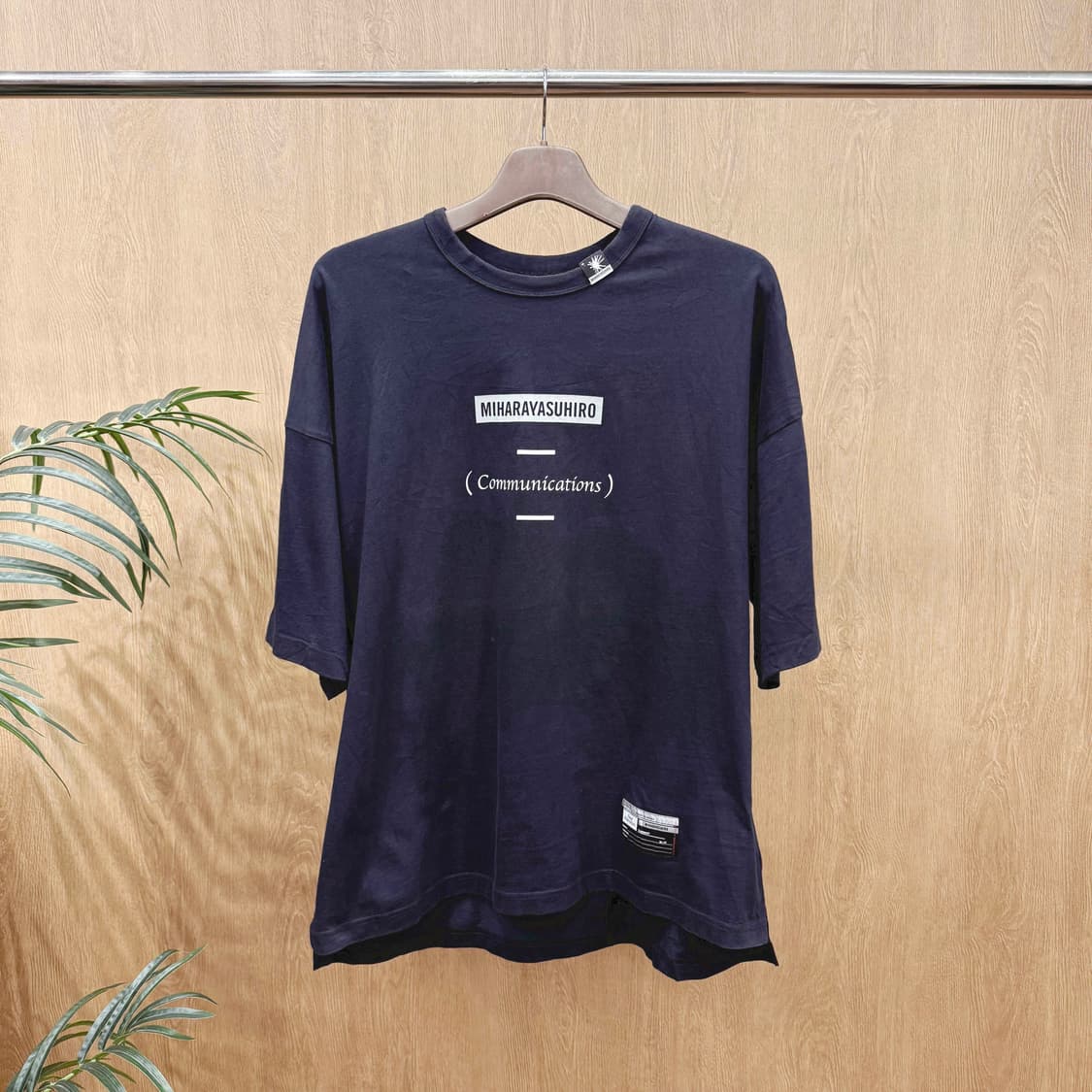 미하라 야스히로 GU 협업 라인 커뮤니케이션 프린팅 반팔 네이비 상품이미지1