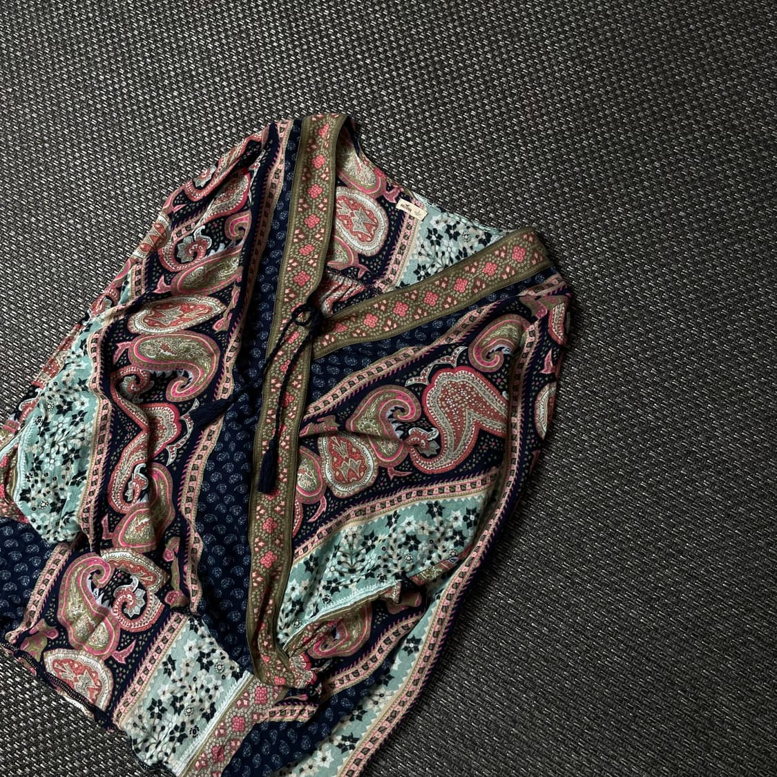 홀리스터 에스닉 패턴 브이넥 드레이프 긴팔 티셔츠 S 상품이미지3