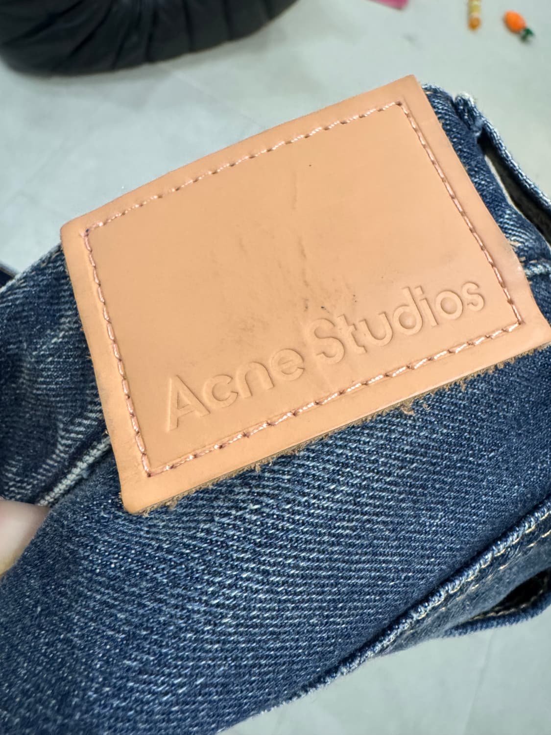 아크네 슈퍼배기진 40사이즈 팝니다 상품이미지4