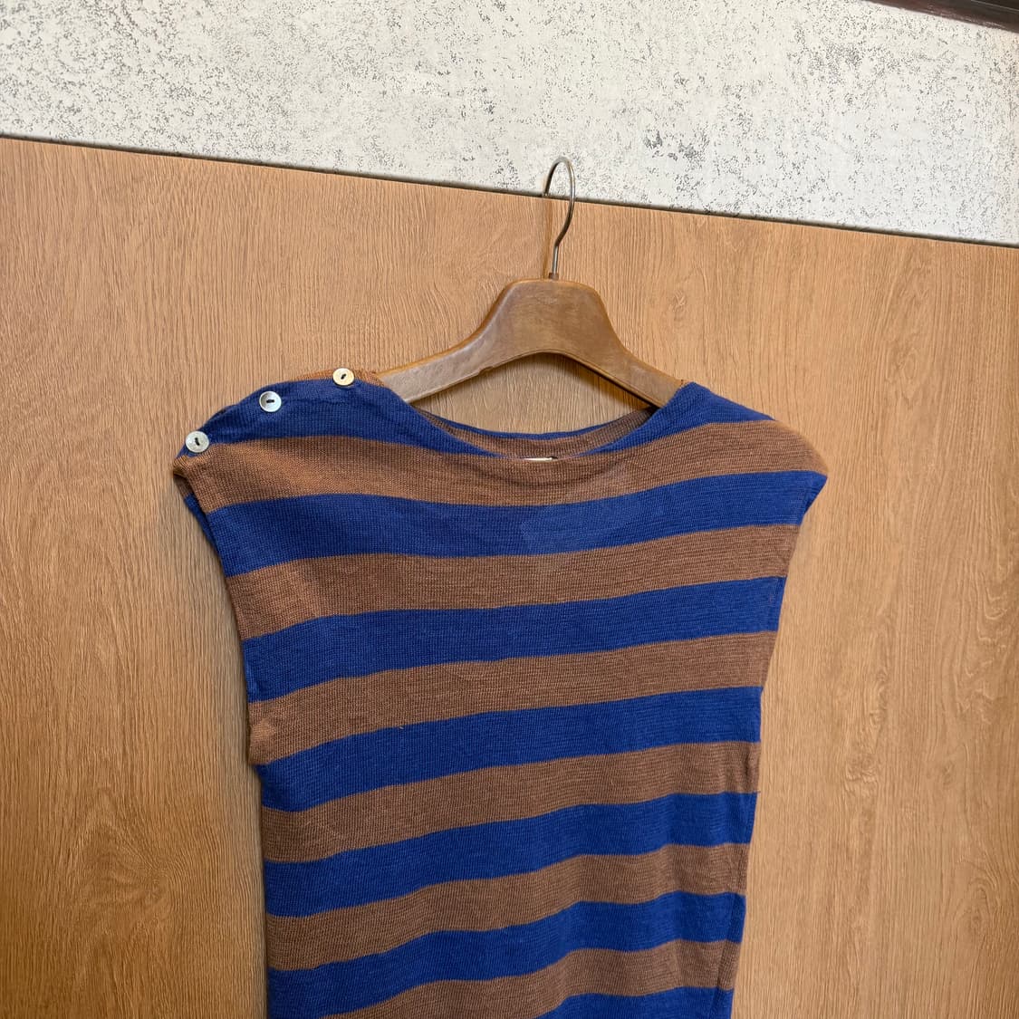 빈티지 슬리브리스 니트 스트라이프 패턴 숄더 버튼업 디테일 블루 브라운 상품이미지3