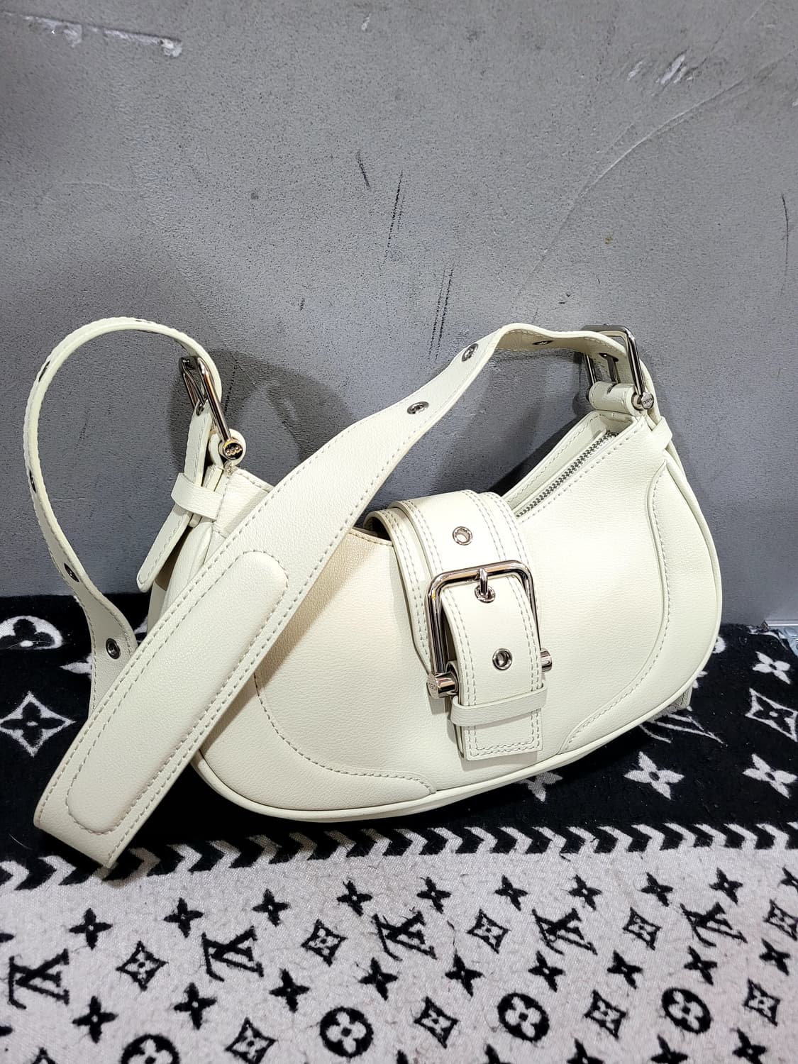 정품 오소이 스톤 크림 소가죽 호보백  상품이미지3