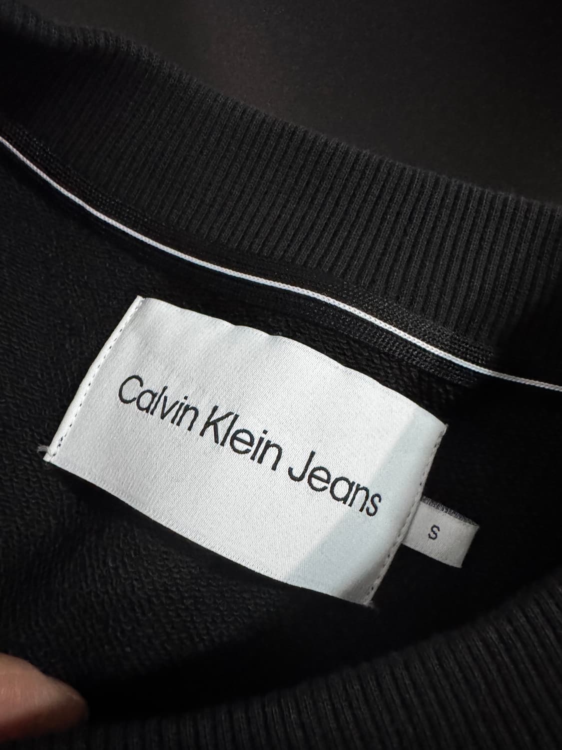 캘빈클라인 진 미니멀 샌터 로고 스웻 맨투맨 블랙 상품이미지3