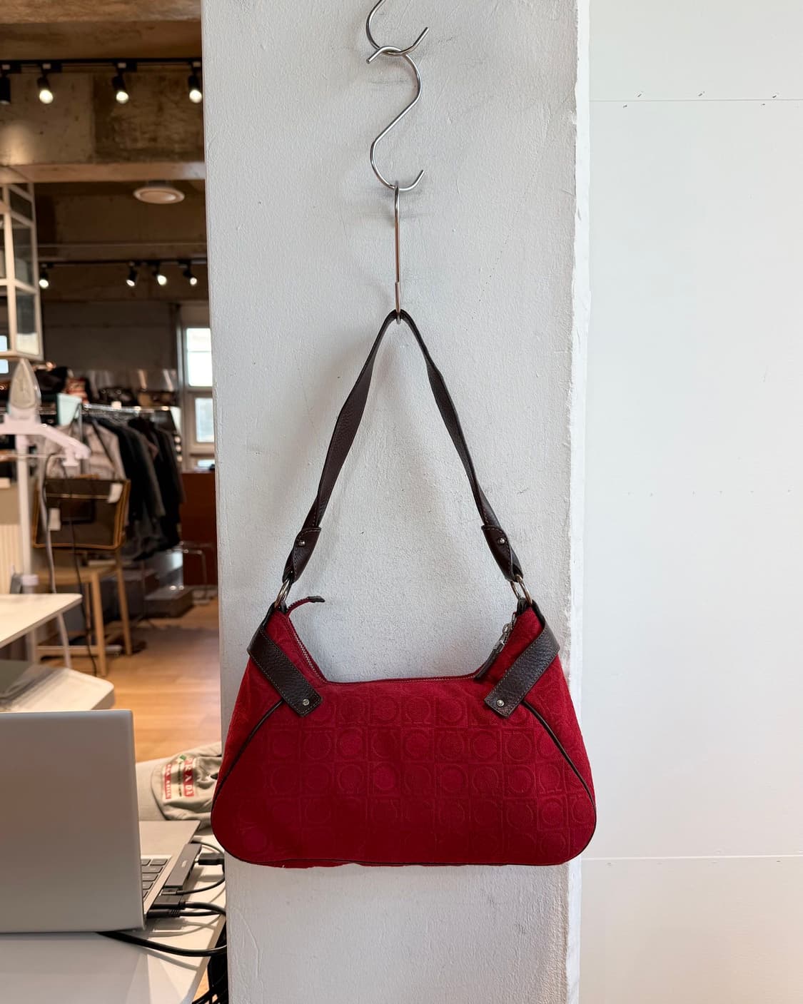 페라가모 레드 간치니 캔버스 호보백  상품이미지4