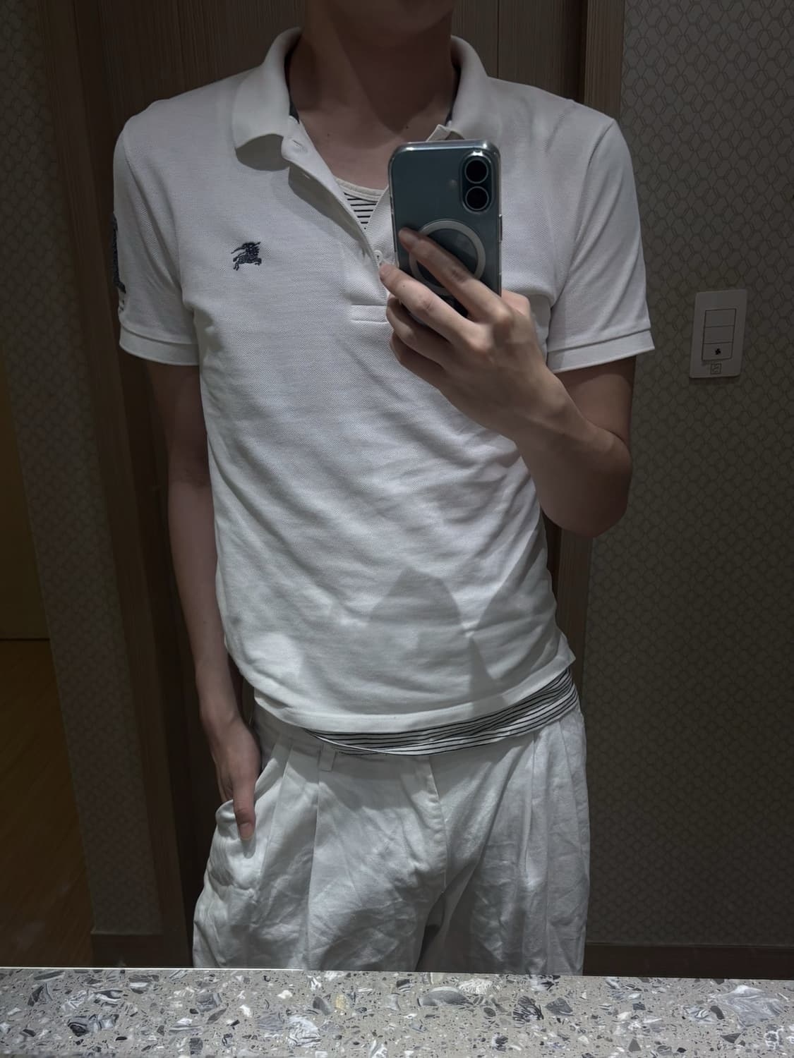 [95/M] 버버리 블랙라벨 소매 빅 로고 자수 카라티 폴로셔츠 상품이미지3