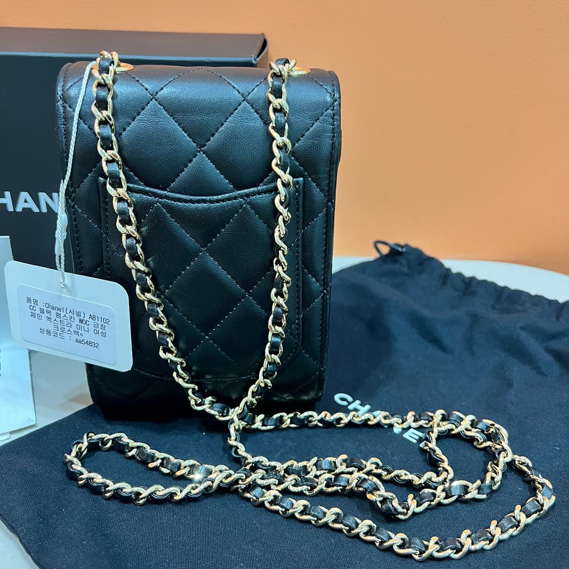 [정품] 샤넬 A81102 램스킨 금장 폰홀더 미니 크로스백 상품이미지4