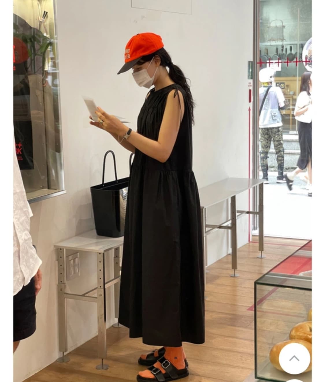스프링콤마 셔링 민소매 원피스 블랙 상품이미지2